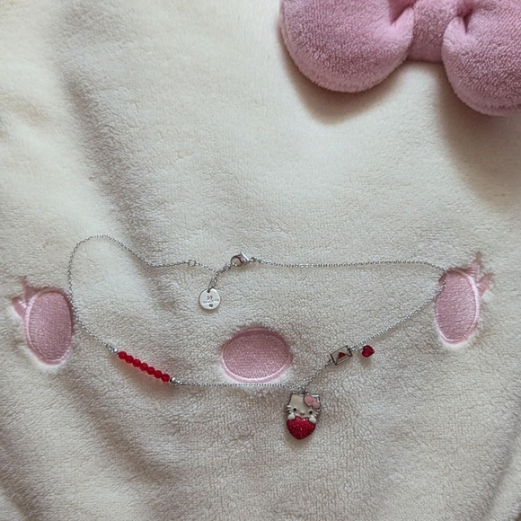 hello kitty x swarovski necklace hello kitty holding heart design Mail - Picture 2 of 4